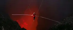 ¡INCREÍBLE! Nik Wallenda camina en una cuerda sobre el Volcán Masaya