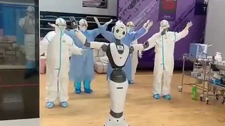 China incorpora robots 5G para atender pacientes con coronavirus