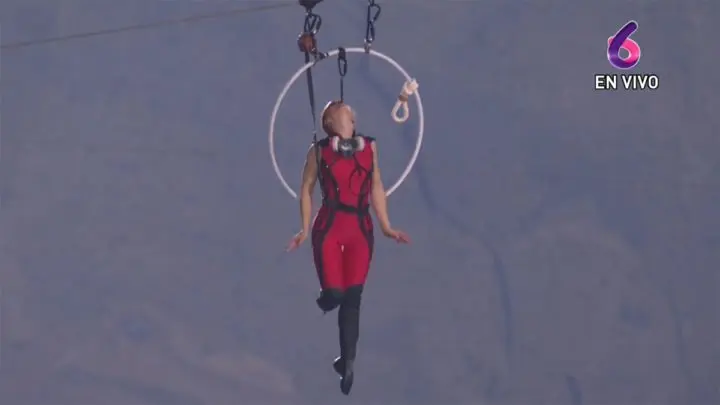 ¡INCREÍBLE! Nik Wallenda camina en una cuerda sobre el Volcán Masaya