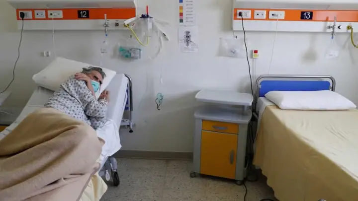 Estudio revela que los riesgos de pacientes de COVID-19 aumentan a la edad media