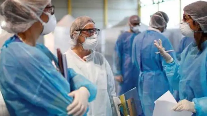 Estudio revela que los riesgos de pacientes de COVID-19 aumentan a la edad media