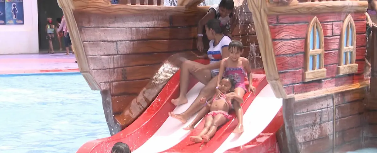 Más familias visitan el Parque Acuático y Xilonem para refrescarse