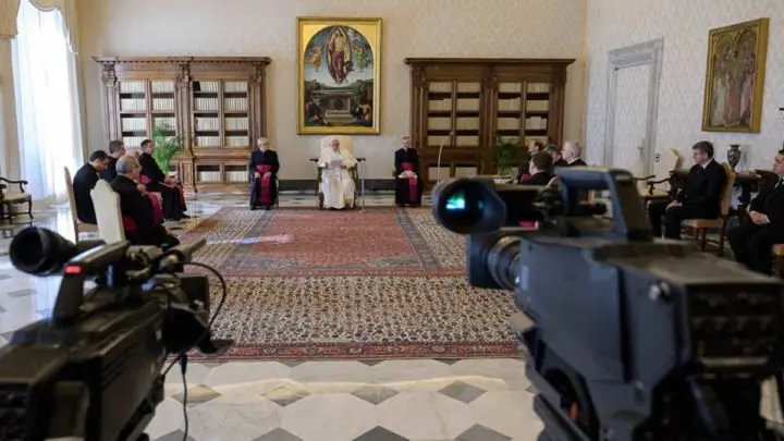 Papa Francisco celebra primera audiencia virtual por cuarentena en Italia