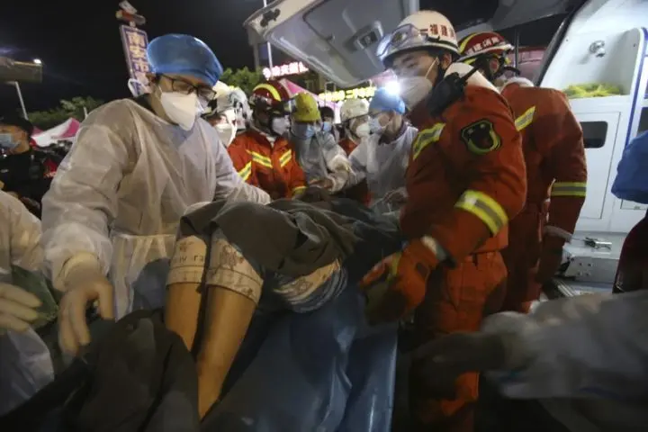 Después de 69 horas rescatan a un hombre de los escombros de un hotel en China