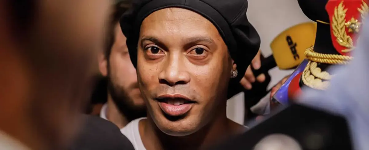 Ronaldinho celebra sus 40 años en cárcel de Paraguay
