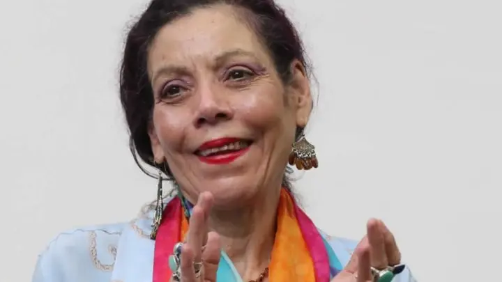 Compañera Rosario Murillo sonríe en un acto en honor al Ejército de Nicaragua