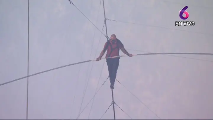 ¡INCREÍBLE! Nik Wallenda camina en una cuerda sobre el Volcán Masaya