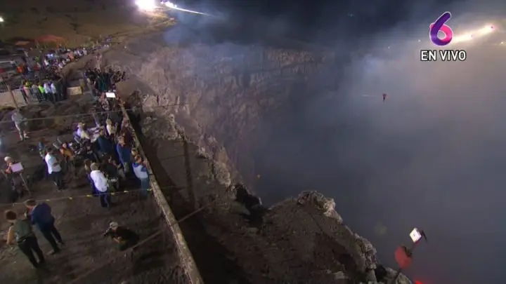 ¡INCREÍBLE! Nik Wallenda camina en una cuerda sobre el Volcán Masaya