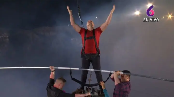 ¡INCREÍBLE! Nik Wallenda camina en una cuerda sobre el Volcán Masaya