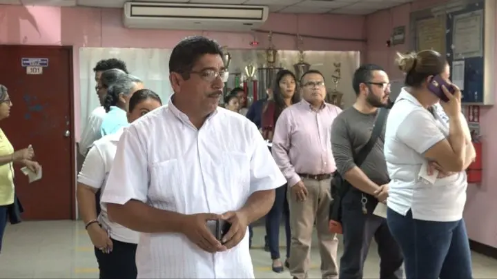 Trabajadores del MINSA recibiendo su pago del mes de mayo 