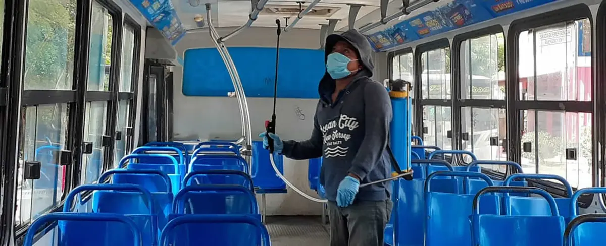 Buses que salen de la terminal del Mayoreo son desinfectados por COVID-19