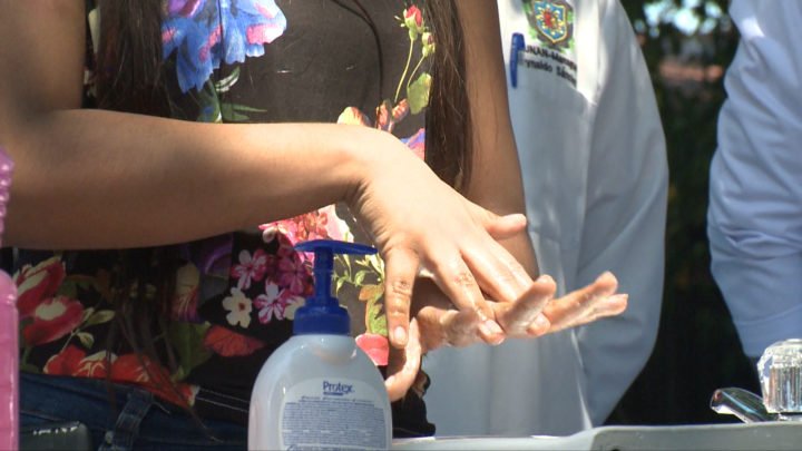 Estudiantes técnicos aprenden medidas para prevenir el COVID-19  