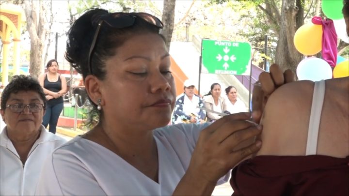 Enfermera inyecta a una ciudadana nicaragüense