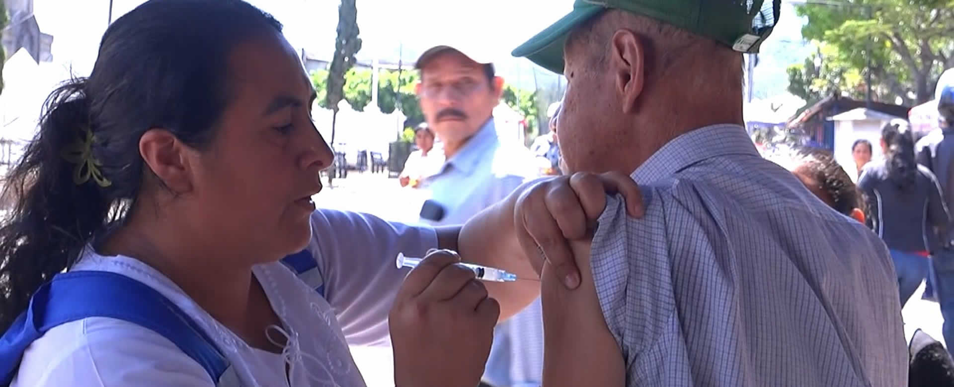 Puestos de vacunación siguen recibiendo a familias de San Rafael del Sur