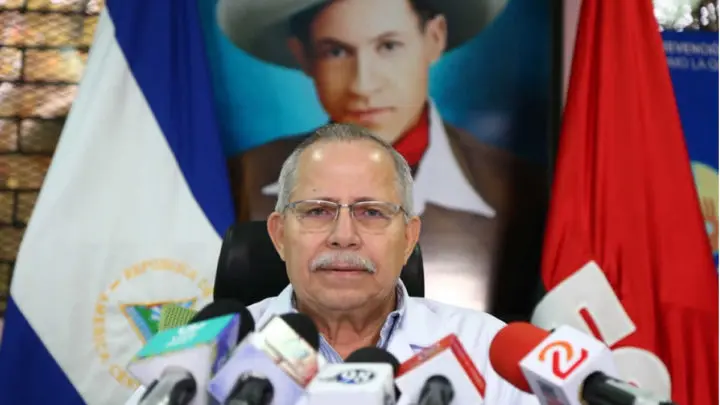Doctor Carlos Sáenz en conferencia de prensa