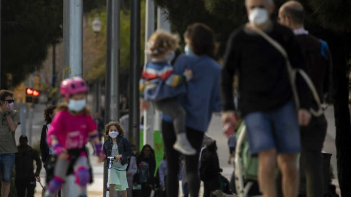 Niños en España disfrutan de aire fresco tras semanas de confinamiento