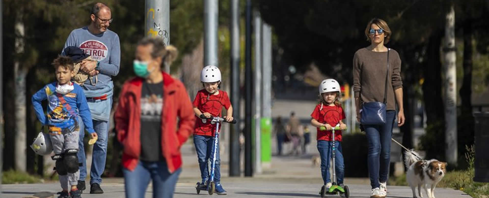 Niños en España disfrutan de aire fresco tras semanas de confinamiento