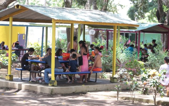 Familias calman el calor en las refrescantes aguas de Xilónem