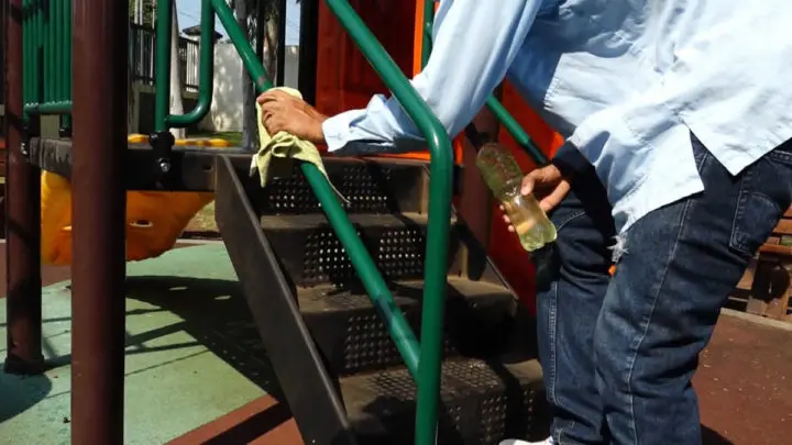 Trabajadores inician desinfectación en parques públicos