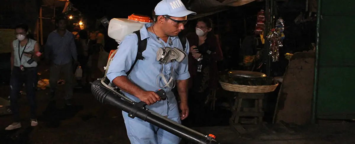 Ejército de batas blancas trabajan en la desinfección de mercados capitalinos