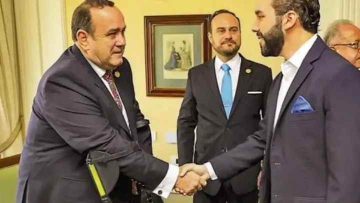 Giammattei critica a Bukele por prestar más atención a Twitter que al COVID-19