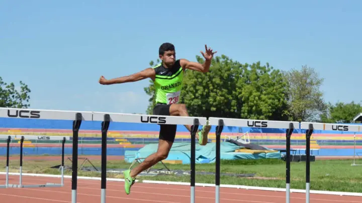 Atleta saltando una barda para conseguir un récord deportivo
