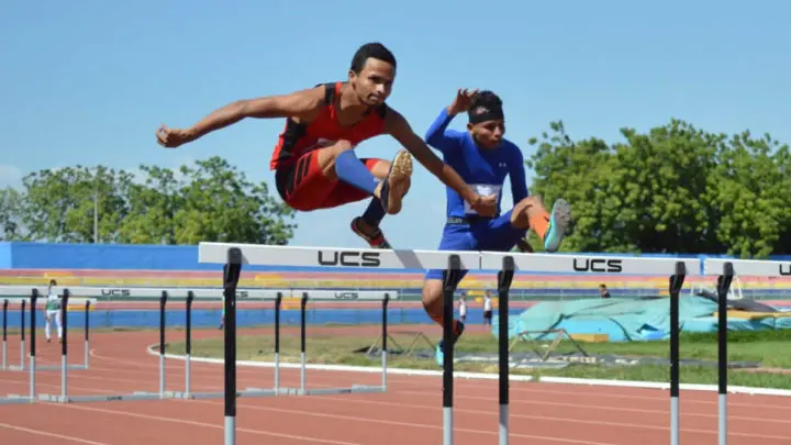 Atleta saltando una barda para conseguir un récord deportivo