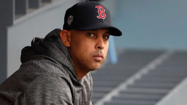 Alex Cora, ex manager de los Medias Rojas suspendido por robo de señas