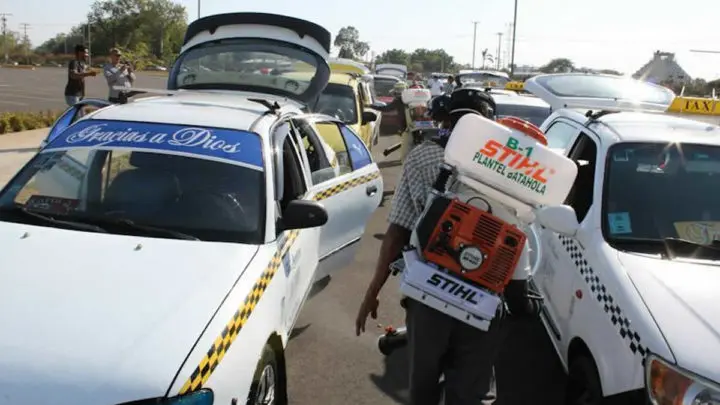 cientos de taxis son desinfectados en el Estadio Nacional de Beisbol