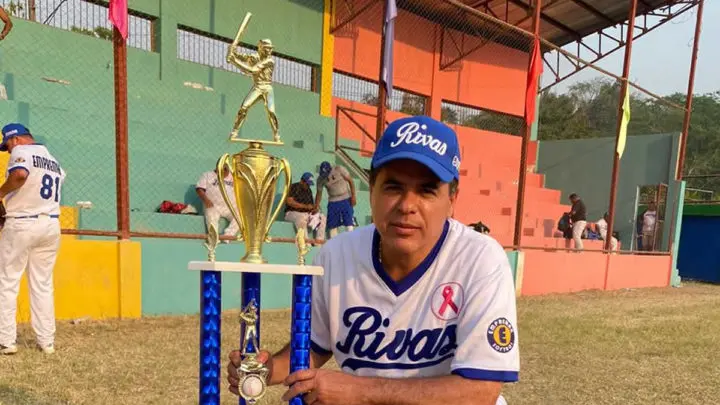 Jugador Rivense posando con el trofeo tras haber ganado el campeonato