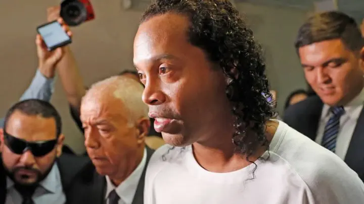 Ronaldinho pierde un partido de fútbol-tenis en prisión