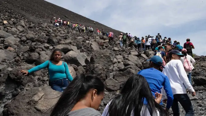 Turistas minutos antes de hacer Sandboarding en el Volcán Cerro Negro