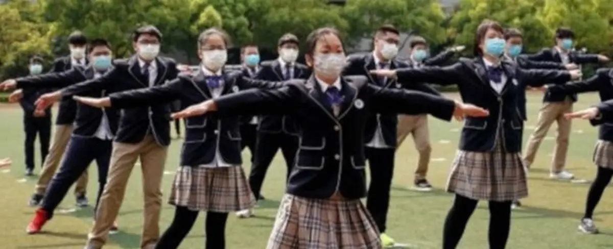 Alumnos de secundaria de regreso a clases en Wuhan, origen del COVID-19