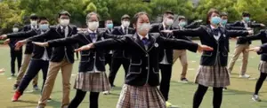 Alumnos de secundaria de regreso a clases en Wuhan, origen del COVID-19