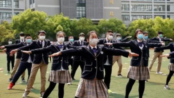 Estudiantes realizan ejercicio físico en Escuela Secundaria en Shanghai, China