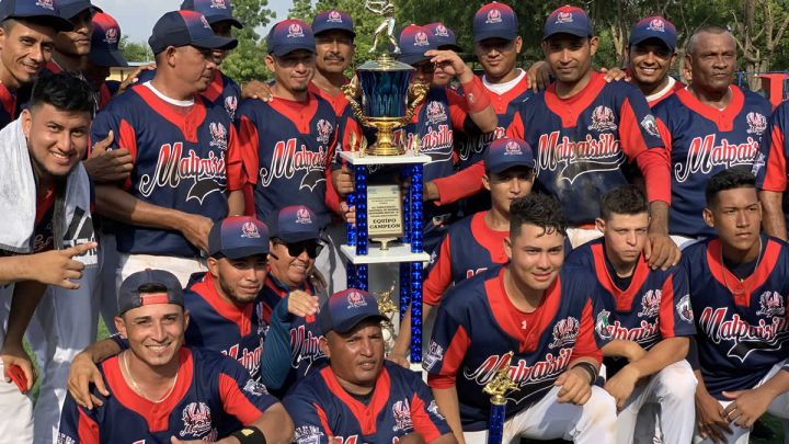 Equipo de Béisbol de León Coronándose campeones 