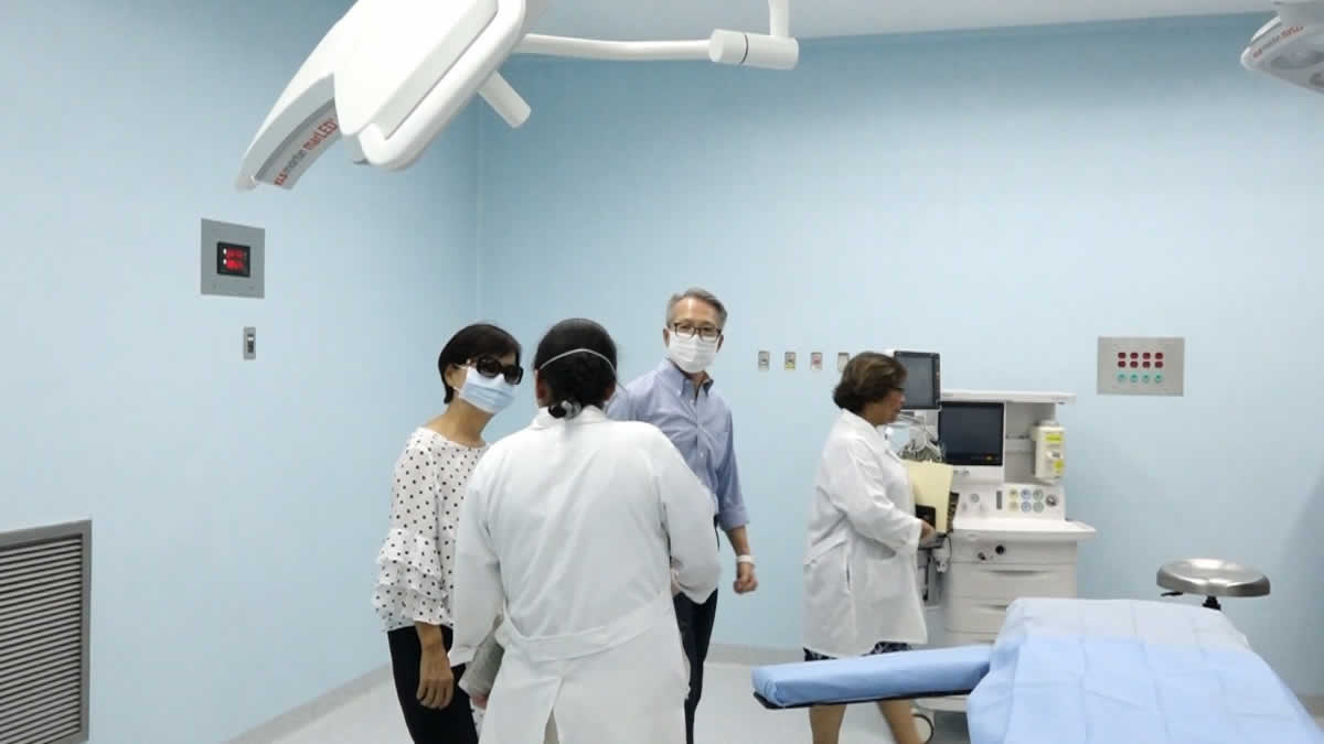 Ministra de Salud y Embajador de Taiwán en inauguración de remodelación de quirófanos.