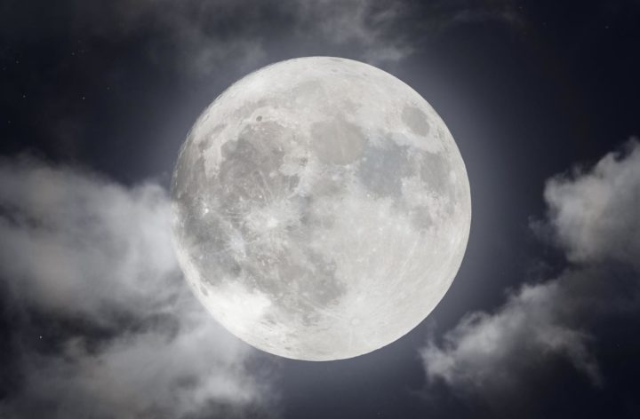Científicos confirman presencia de agua congelada en la Luna