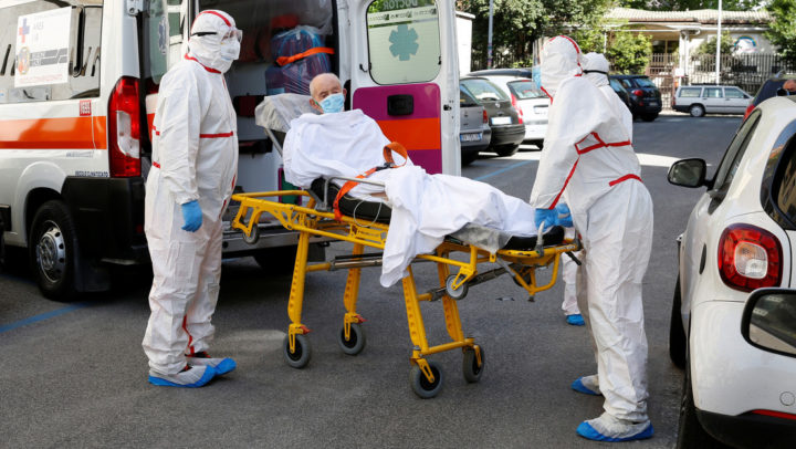 Médicos sacan a un paciente con COVID-19 de una residencia de ancianos en Roma, Italia.