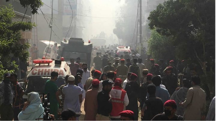 Ambulancias y camiones de bomberos en el lugar del accidente del avión de pasajeros de la aerolínea PIA cerca del aeropuerto de Karachi, Pakistán, el 22 de mayo de 2020