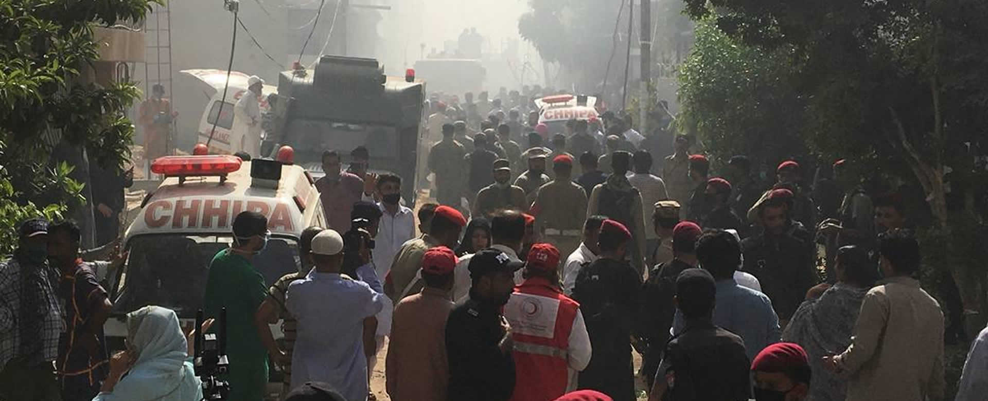Se estrella un avión con 99 personas en zona residencial de Pakistán