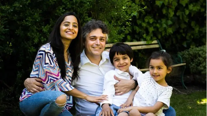 El médico del Hospital Pediátrico Great Ormond Street (Londres) Alessandro Giardini con su familia.