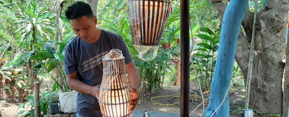 Artesano crea inigualables lámparas de bambú en Catarina, Masaya