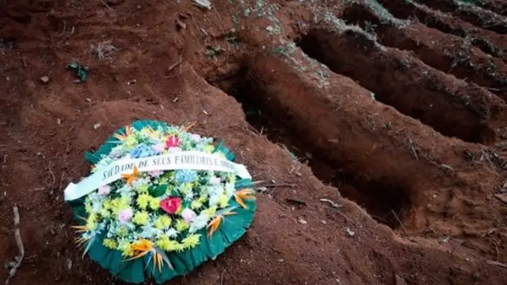 Vista de un ramo de flores junto a las tumba en el cementerio de Vila Formosa en Sao Paulo, Brasil