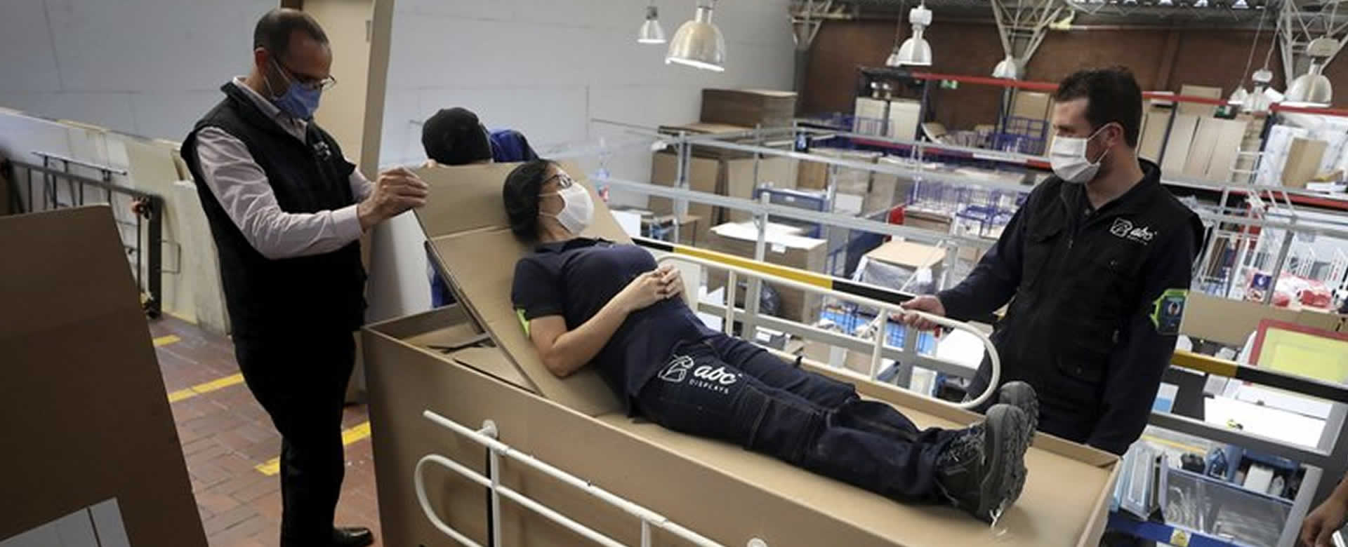 Inventan camas de hospital que se transforma en ataúd en Colombia