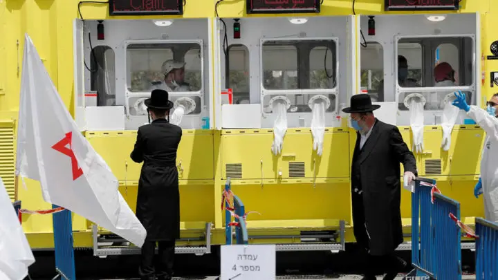 Personas en una estación de prueba para el Coronavirus, en Jerusalén