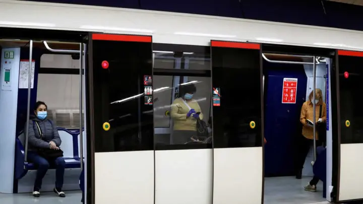Gente con mascarillas en el metro en el primer día de la fase 0 en Madrid, España
