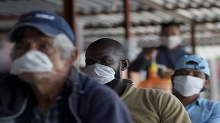 Personas de con mascarillas en América Latina.