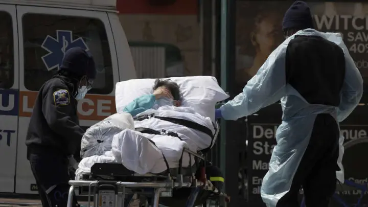 Un paciente es llevado a una ambulancia en Nueva York, EE.UU.