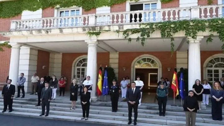 Gobierno de España durante un minuto de silecio en el Complejo de la Moncloa.